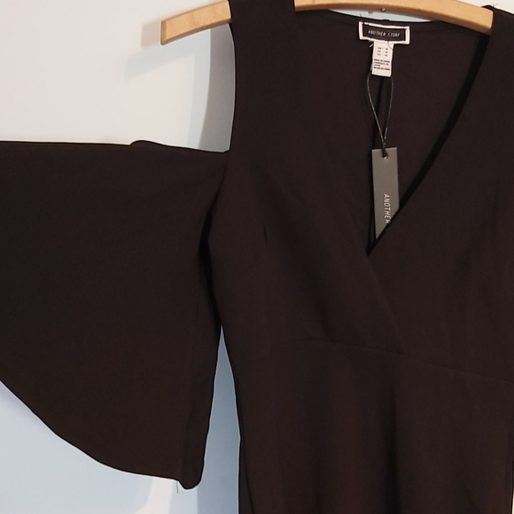 NWT black fitted cut out dress with flowy sleeves - Picture 2 of 5